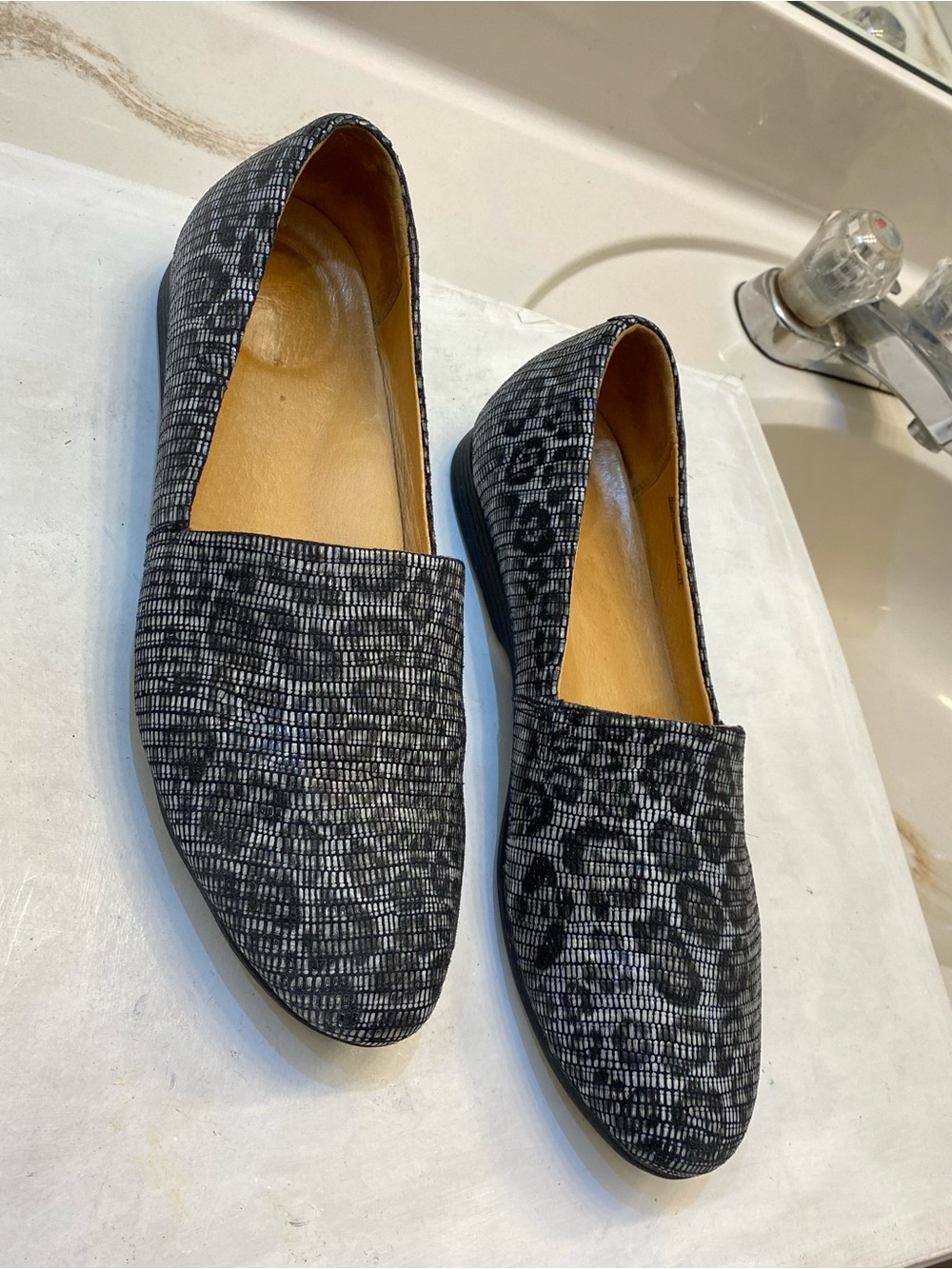Dansko Larisa slip on flat good condition clean interior women size 10